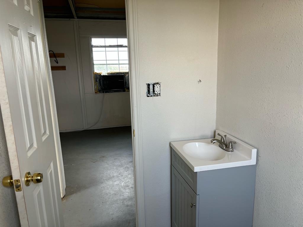 100 Industrial Park Property Photo 9