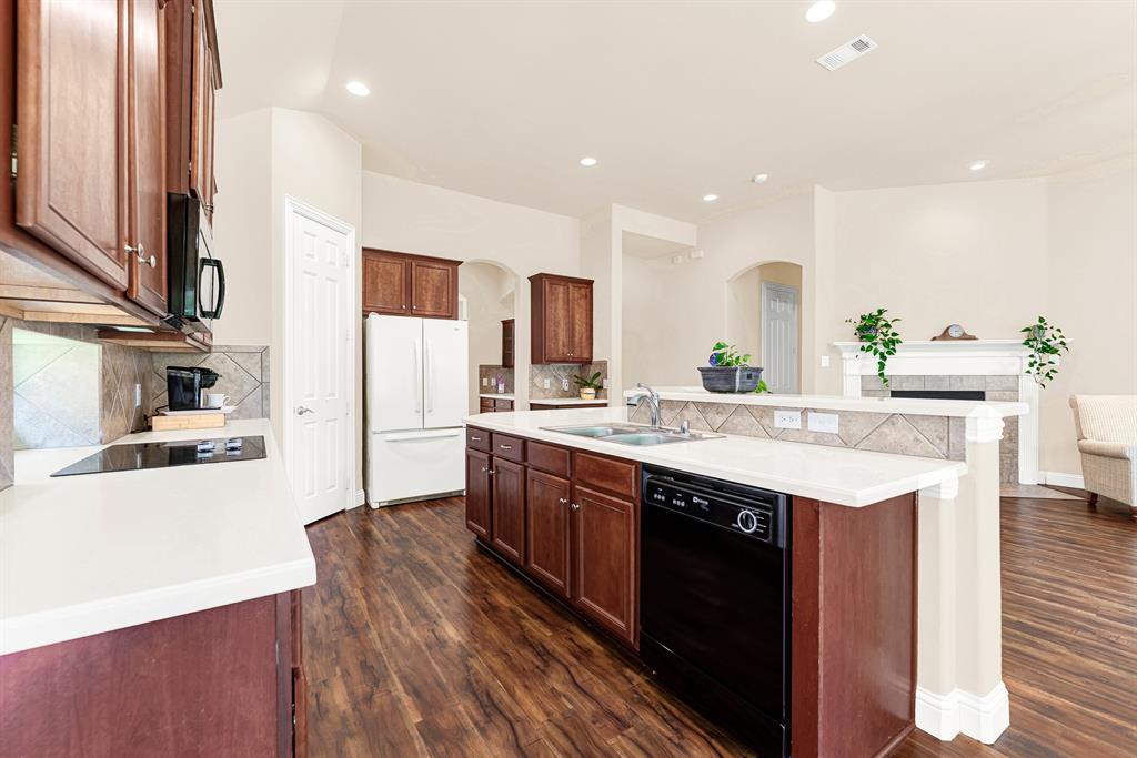 5724 New Castle Drive Property Photo 6