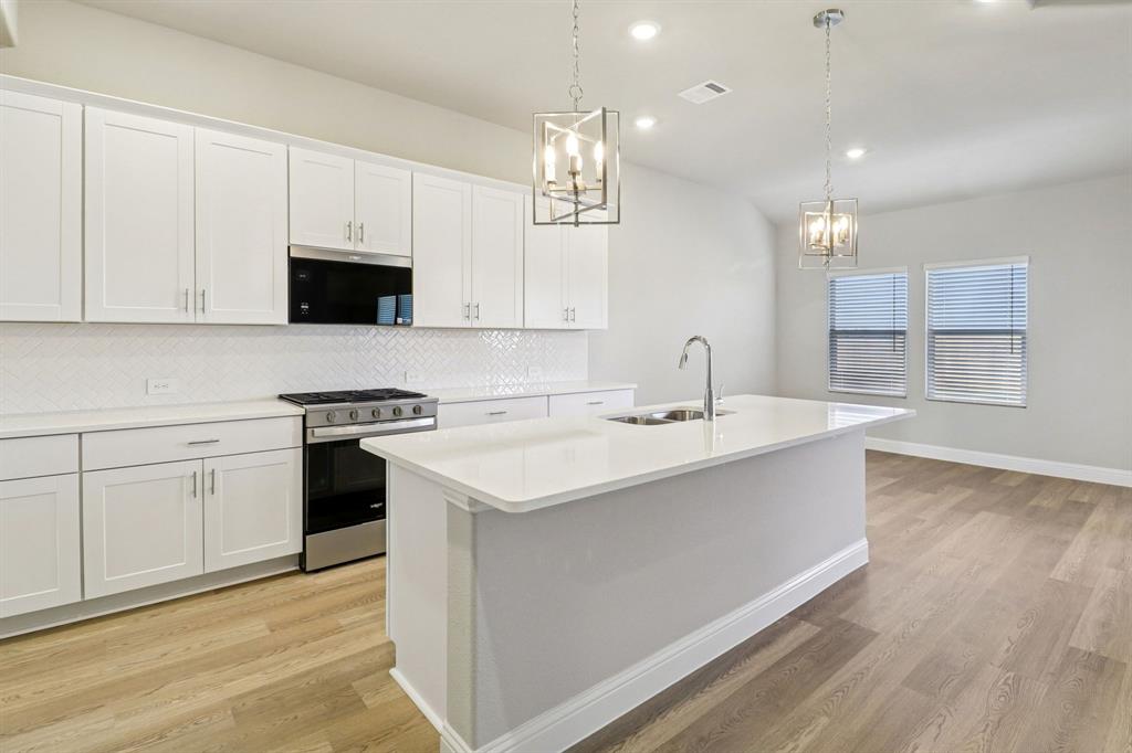 1402 Winters Way Property Photo 3