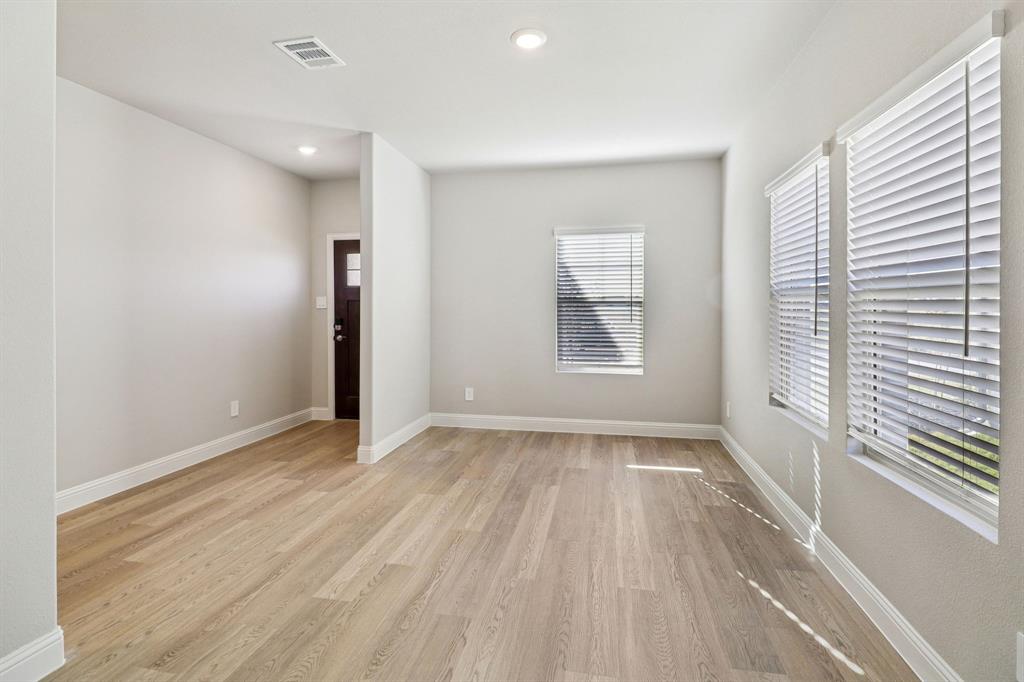 1402 Winters Way Property Photo 4