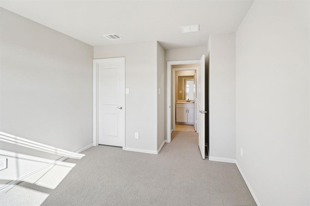 1402 Winters Way Property Photo 24