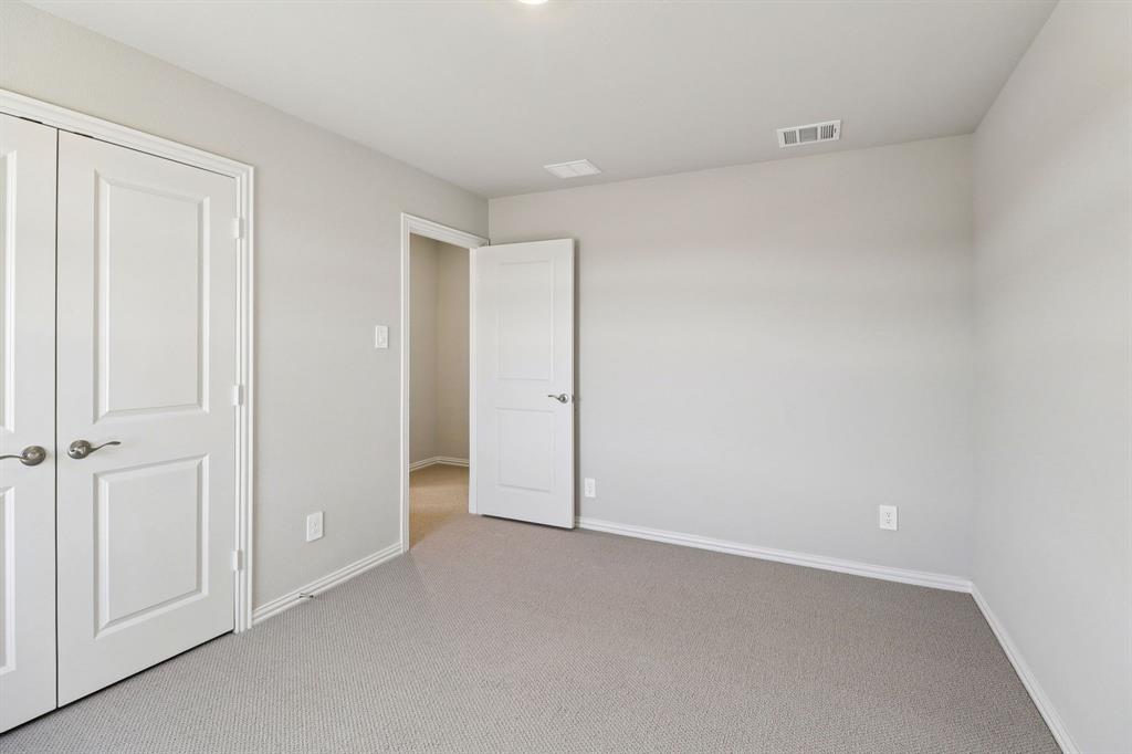 1402 Winters Way Property Photo 32
