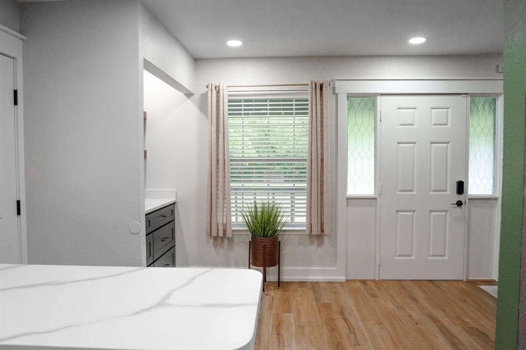 1016 W Collins Street Property Photo 8