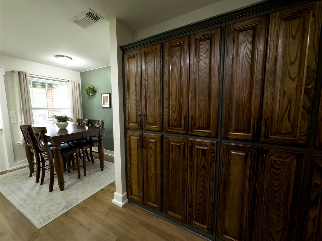 1016 W Collins Street Property Photo 11