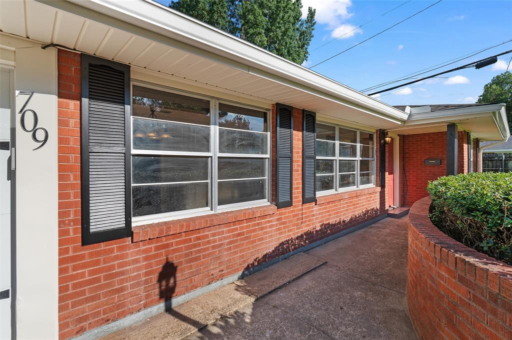 709 Robards Street Property Photo 7