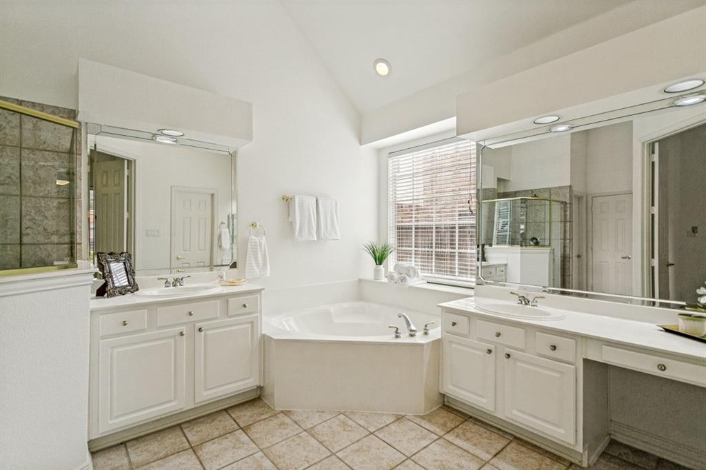 9499 Blackthorn Trail Property Photo 28