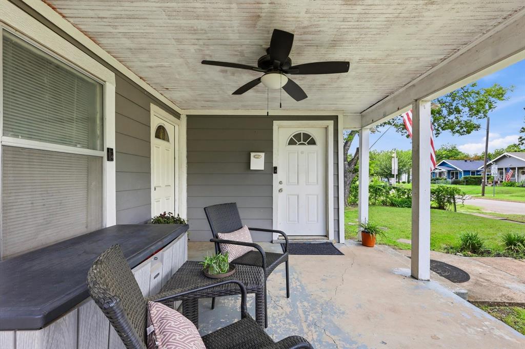 2518 Gladstone Drive Property Photo 3