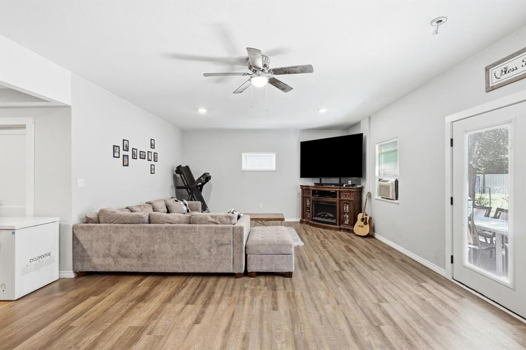 2518 Gladstone Drive Property Photo 8