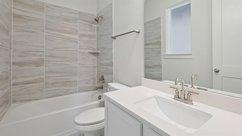 905 Meadowcrest Drive Property Photo 3