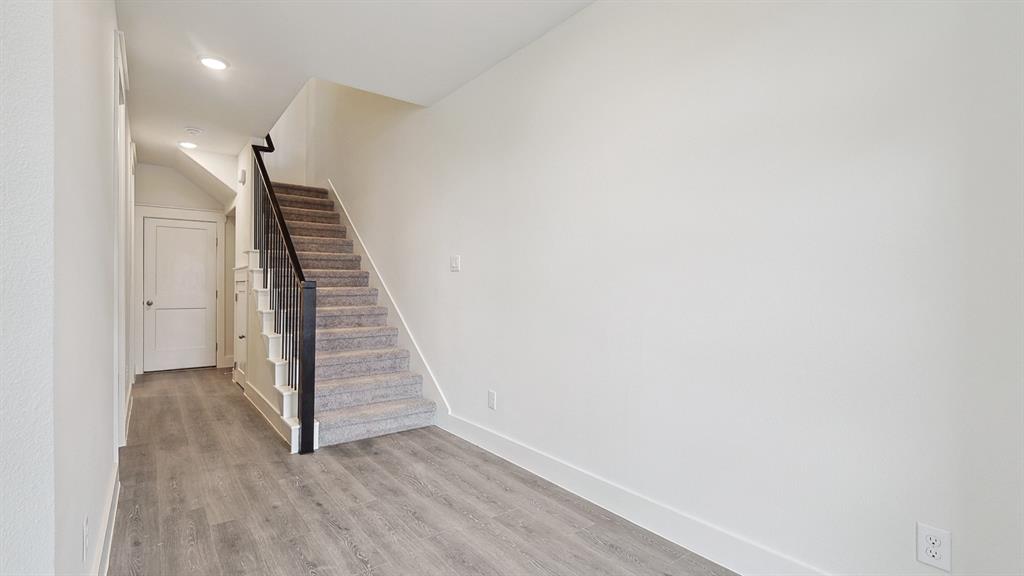 905 Meadowcrest Drive Property Photo 6