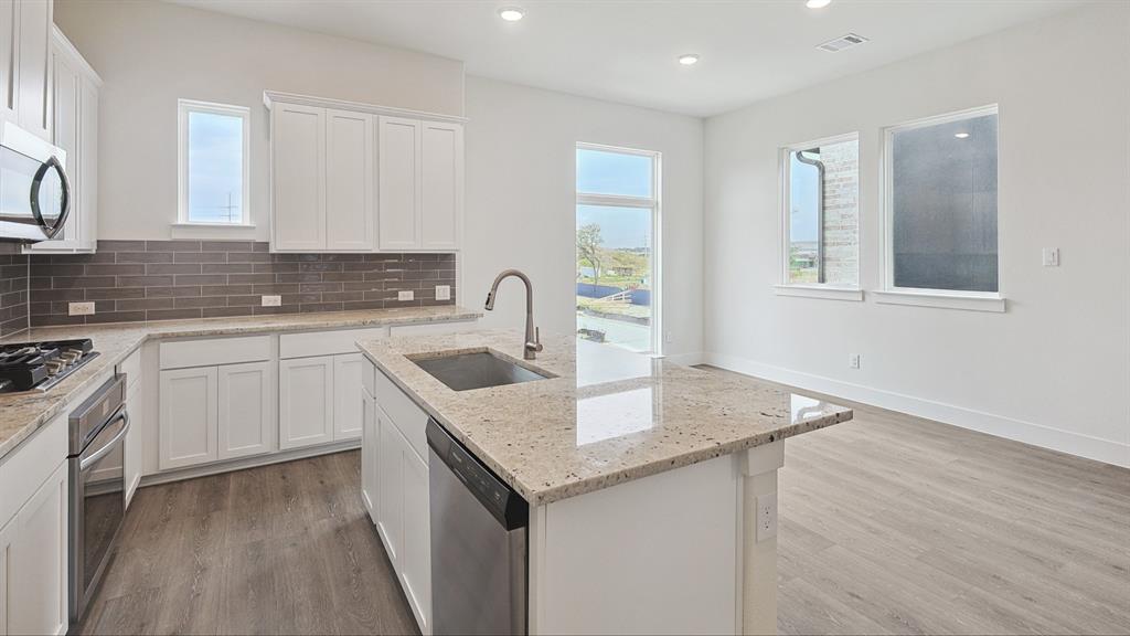 905 Meadowcrest Drive Property Photo 16