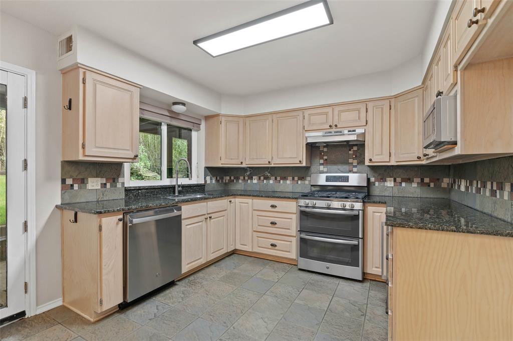 2002 Emerson Lane Property Photo 11