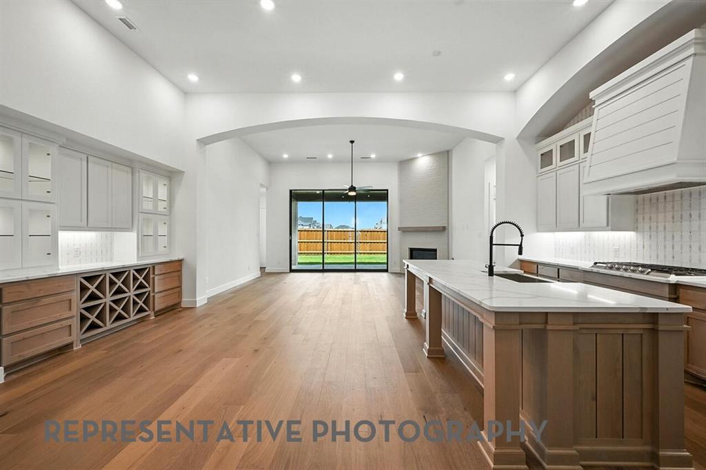 833 Bridle Path Parkway Property Photo 3