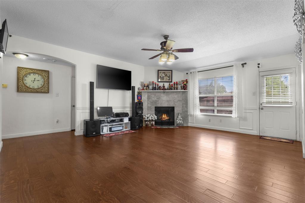300 Comiskey Court Property Photo 4