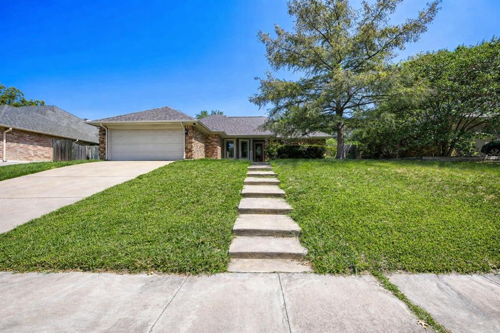 10104 Stoneleigh Drive Property Photo 1