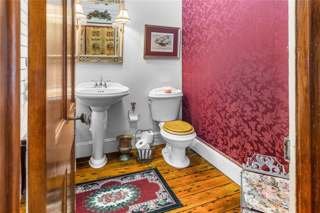 303 W Market St. Property Photo 7