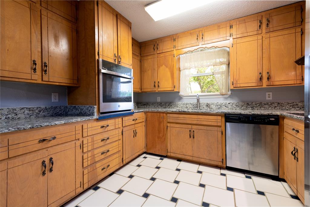 1033 Wolfe Road A Property Photo 9