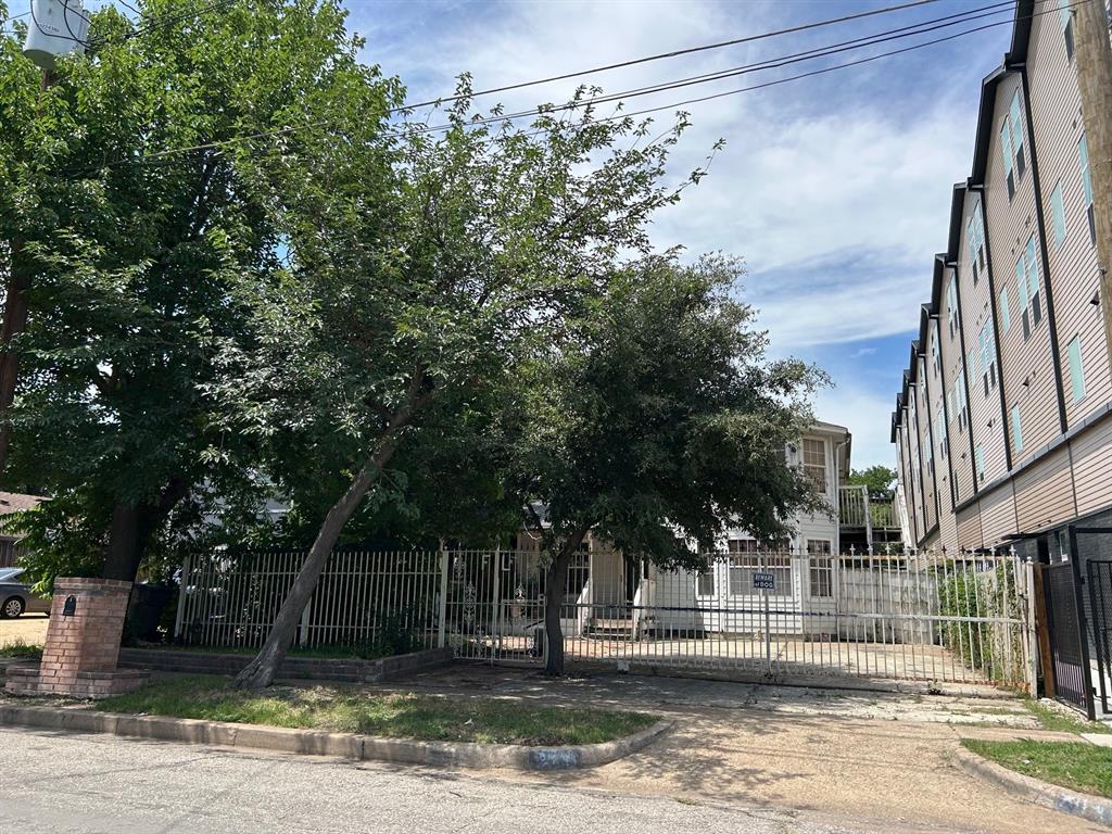 731 W 10th Street Property Photo 11