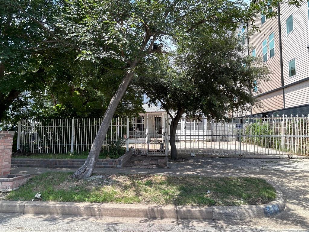 731 W 10th Street Property Photo 14