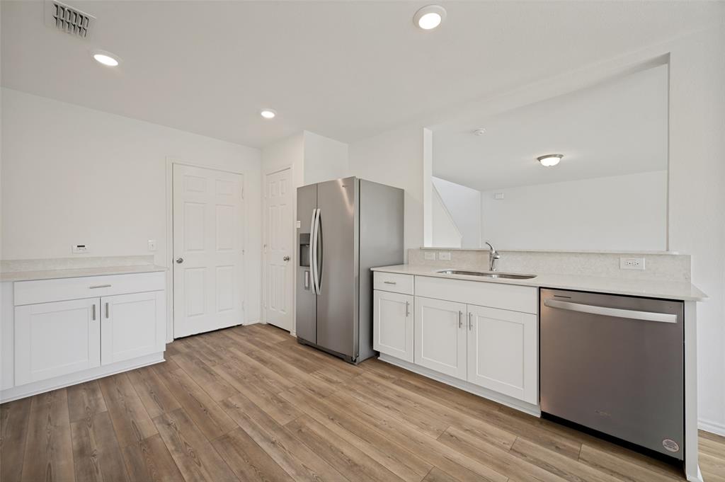 882 Breakwater Drive Property Photo 3