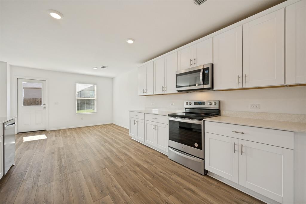 882 Breakwater Drive Property Photo 4