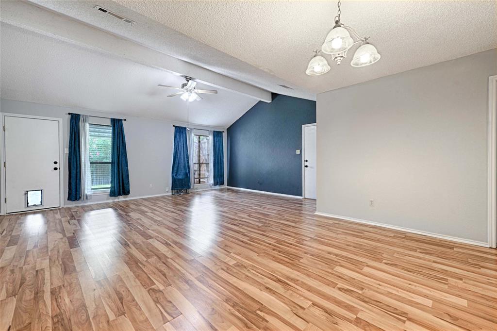 923 Courtney Property Photo 5