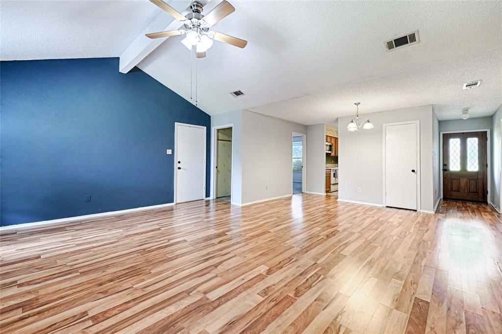 923 Courtney Property Photo 7