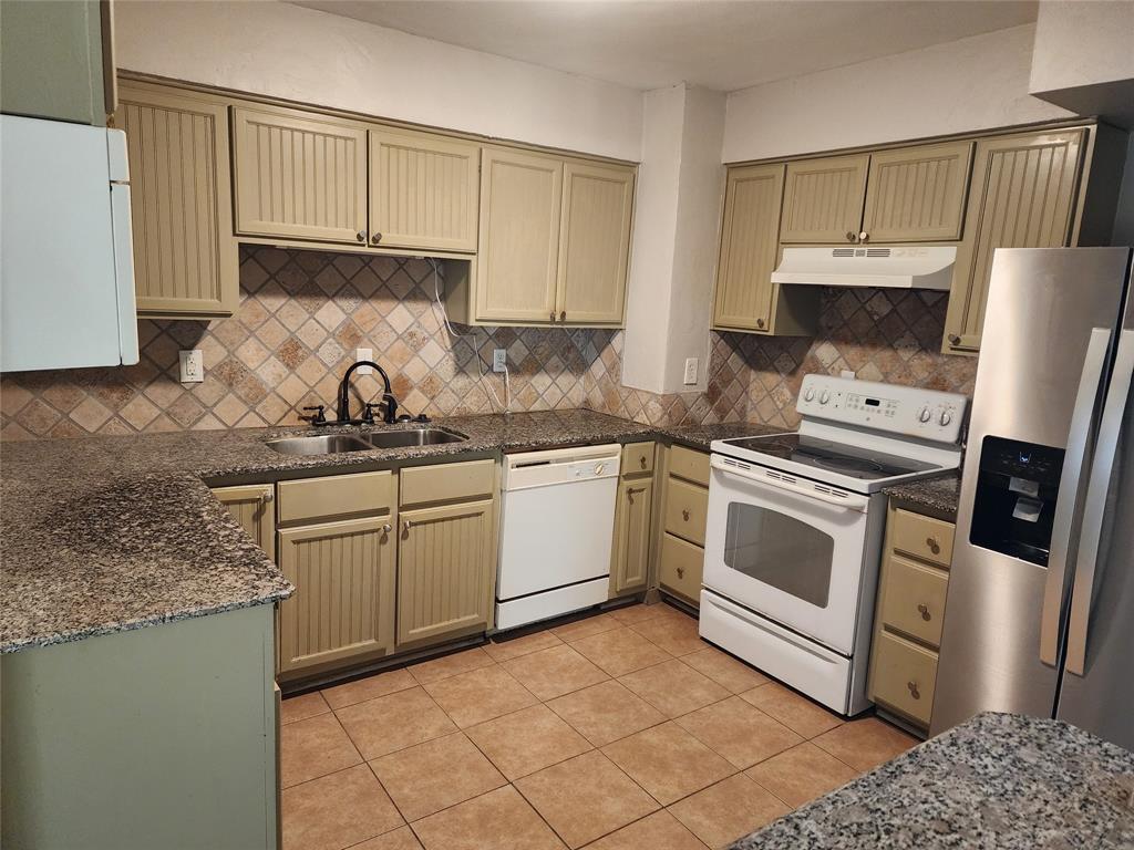 808 Howell Drive Property Photo 4