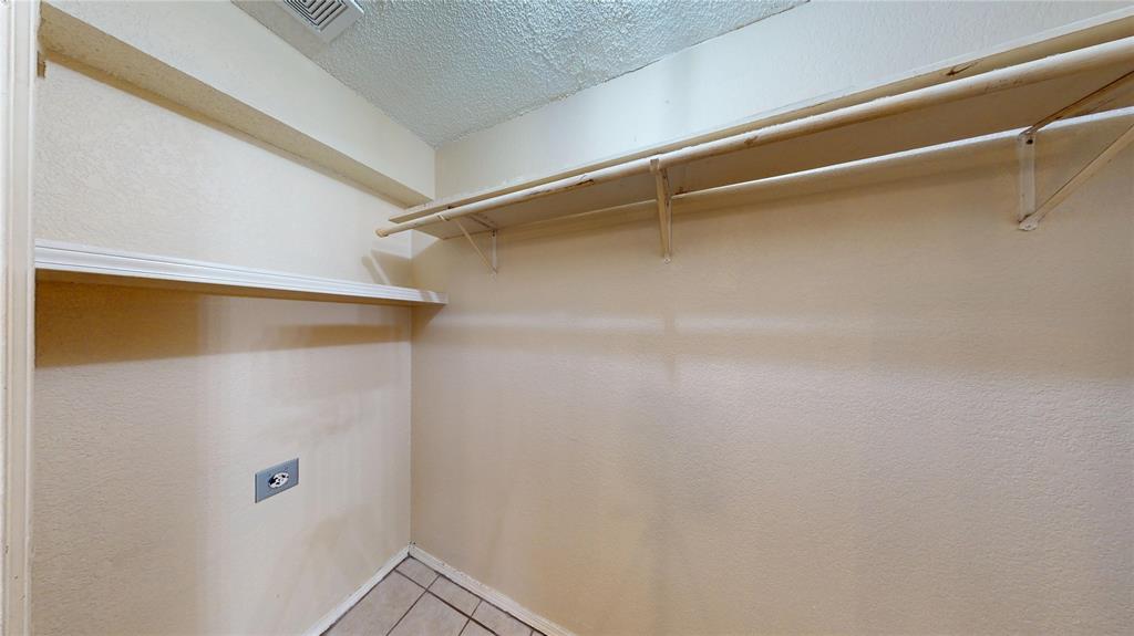 2117 W Walnut Street D Property Photo 5