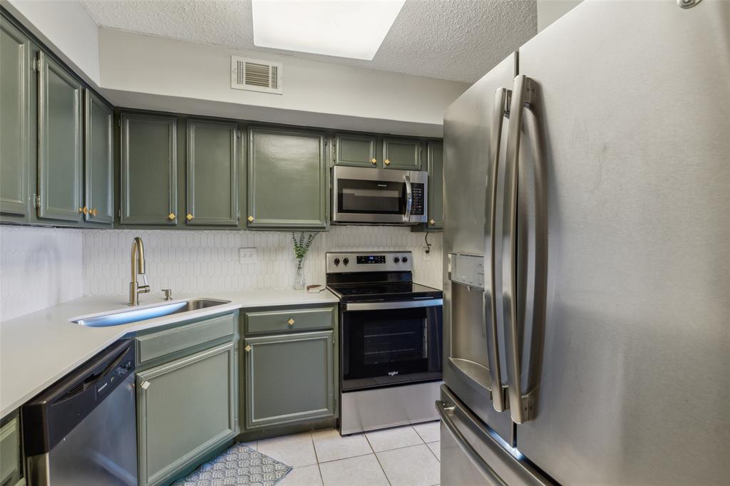 15151 Berry Trail 706 Property Photo 6