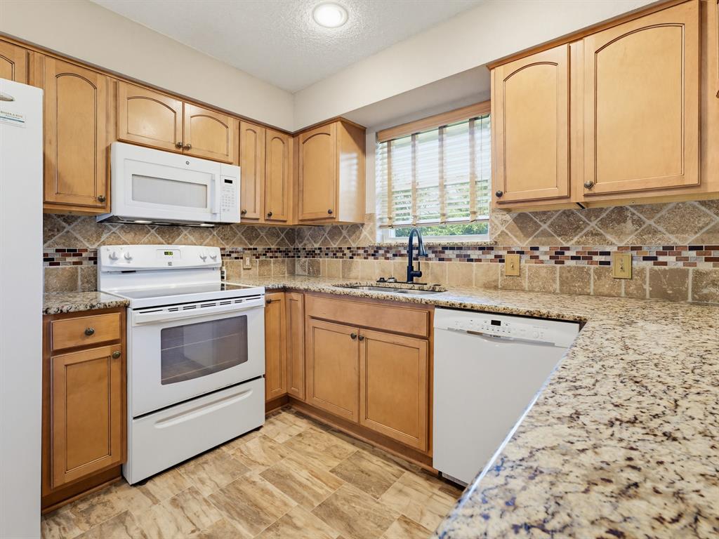 6504 N Park Drive Property Photo 4