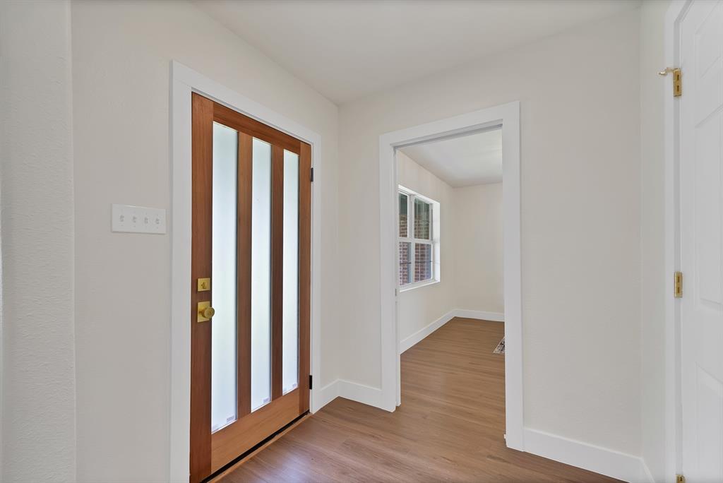 1618 Comanche Trail Property Photo 3