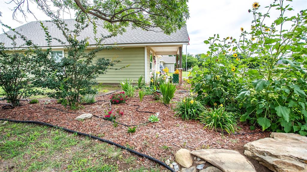 206 W Oak Property Photo 3