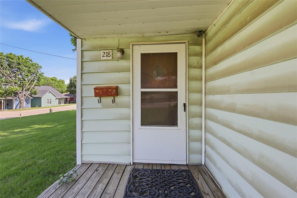 218 W Worth Street Property Photo 4