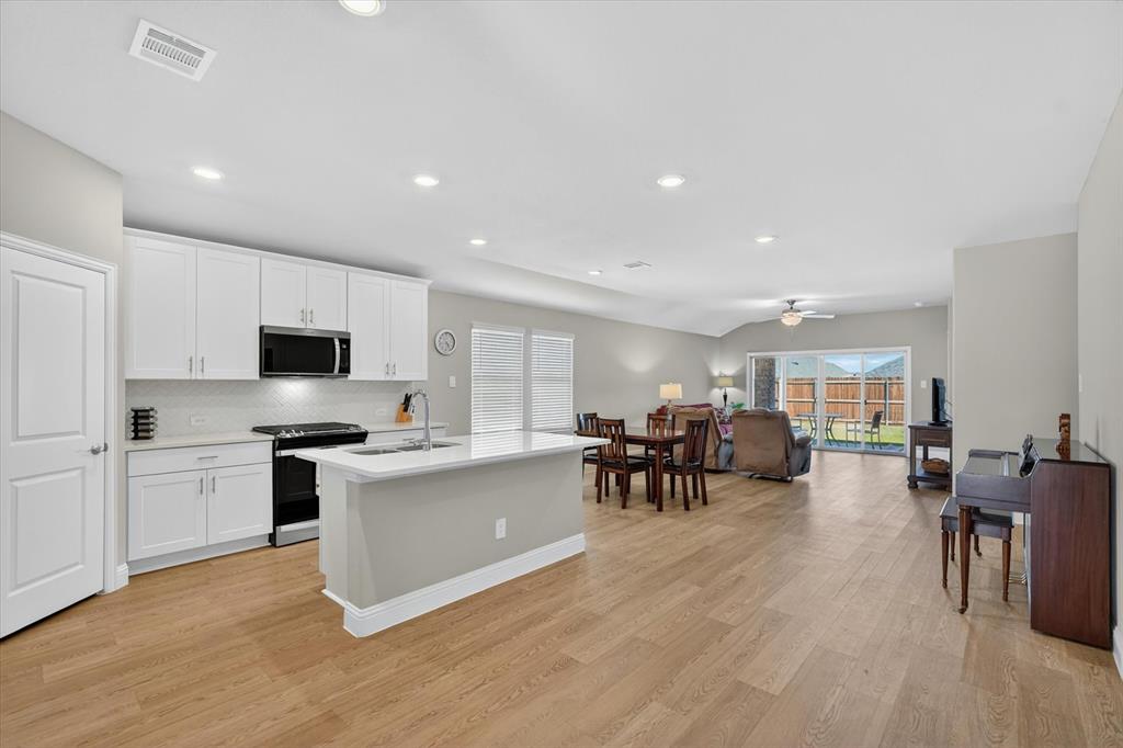 903 Edgehurst Drive Property Photo 11