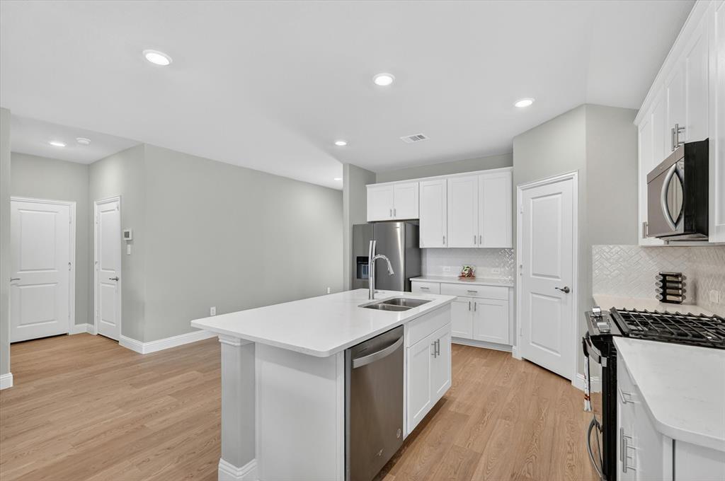 903 Edgehurst Drive Property Photo 14