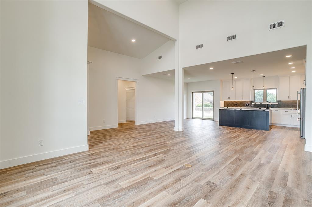 2600 Easy Street Property Photo 8