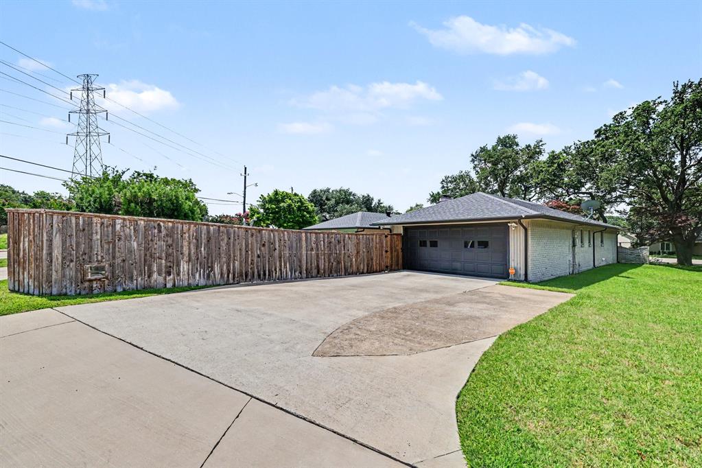 7441 Whispering Pines Drive Property Photo 3