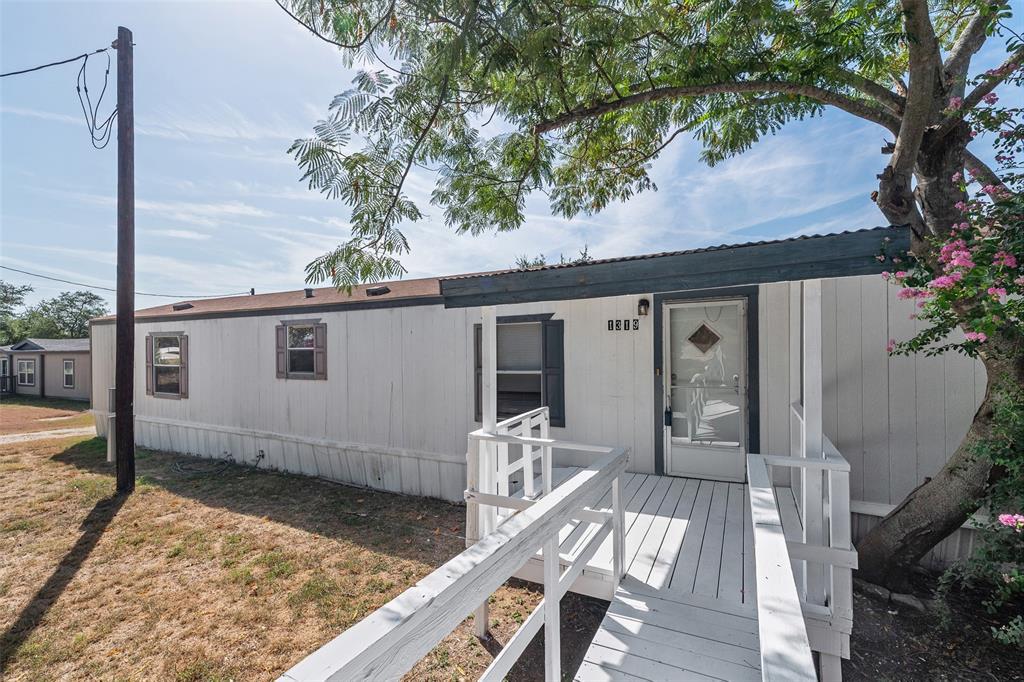 1321 Phoenix Court Property Photo 1