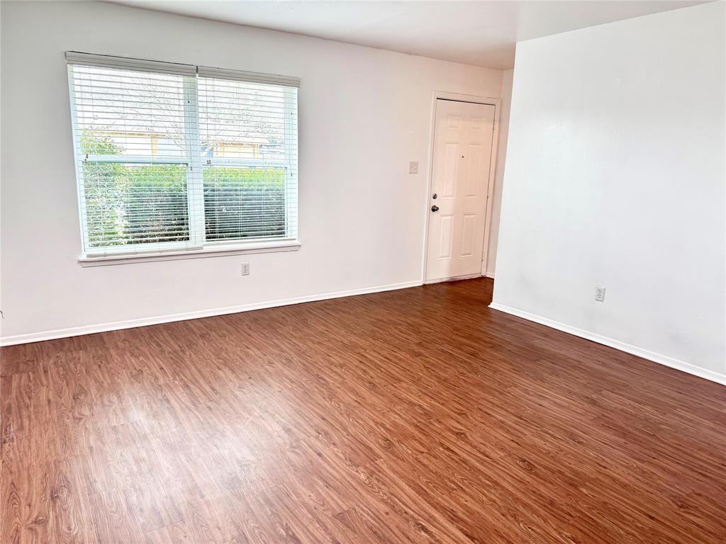 441 Sw Thomas Street D Property Photo 3