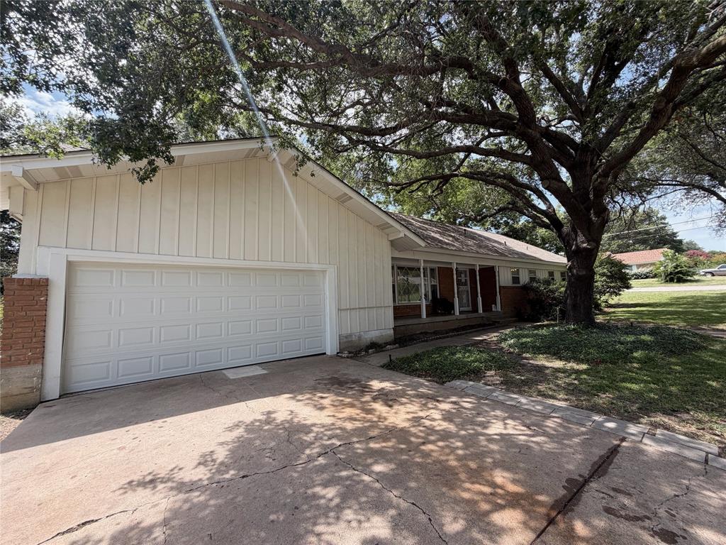 3100 Cortez Drive Property Photo 2
