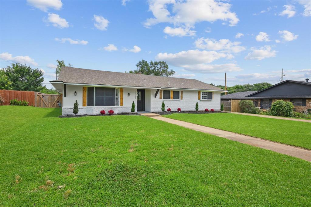 2505 Meadows Lane Property Photo 2