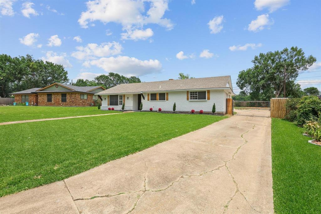 2505 Meadows Lane Property Photo 4
