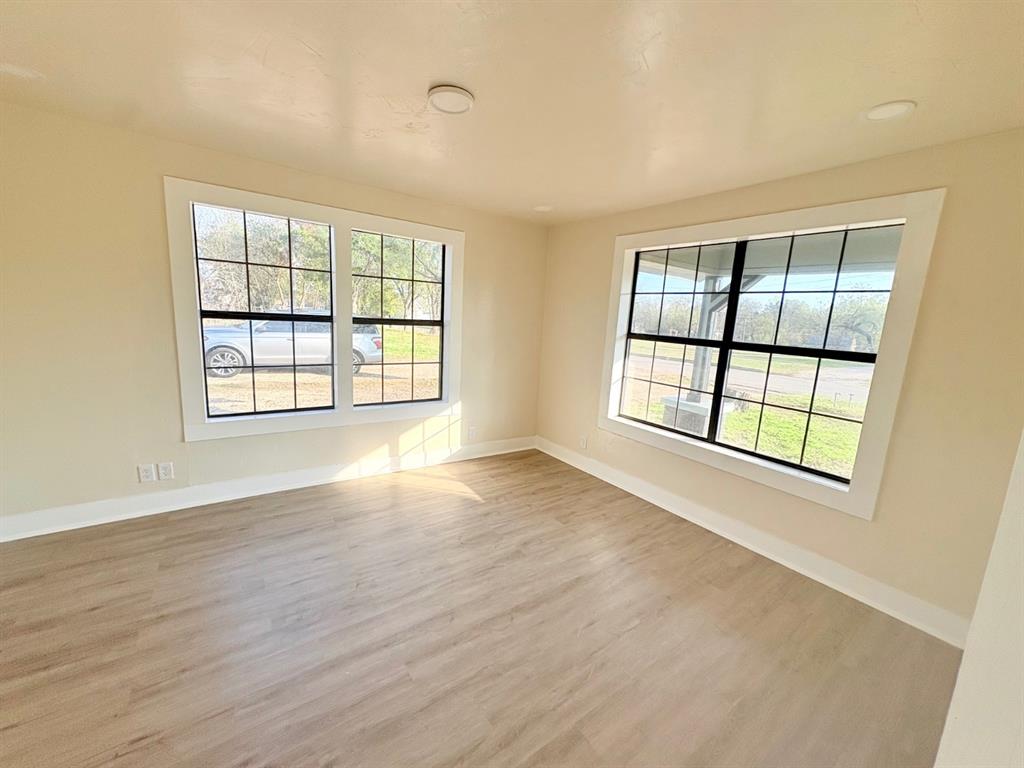 905 2nd St Property Photo 15