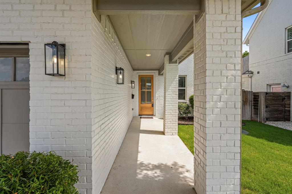 5618 Oaks Lane Property Photo 4
