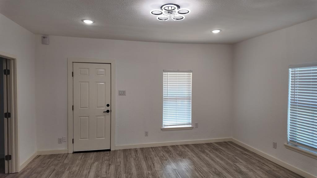 215 S Walker Street Property Photo 4