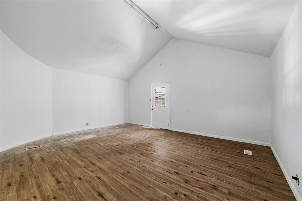 301 E Dallas Street Property Photo 16