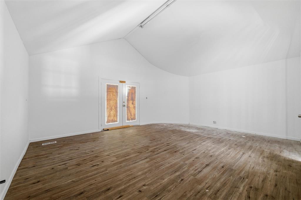 301 E Dallas Street Property Photo 17