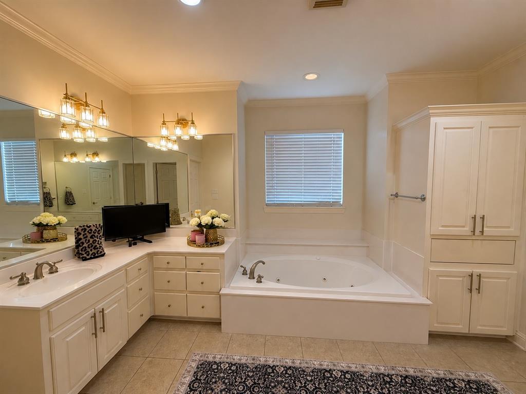 378 Saint Charles Boulevard Property Photo 22