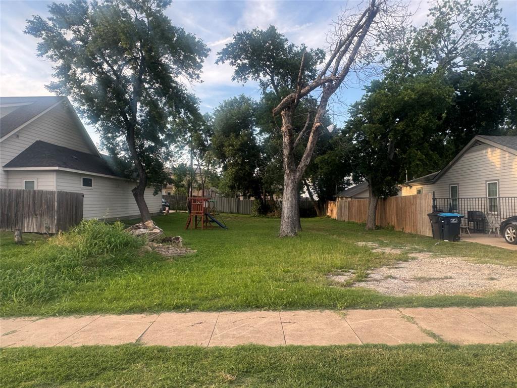 827 E Powell Avenue Property Photo 1